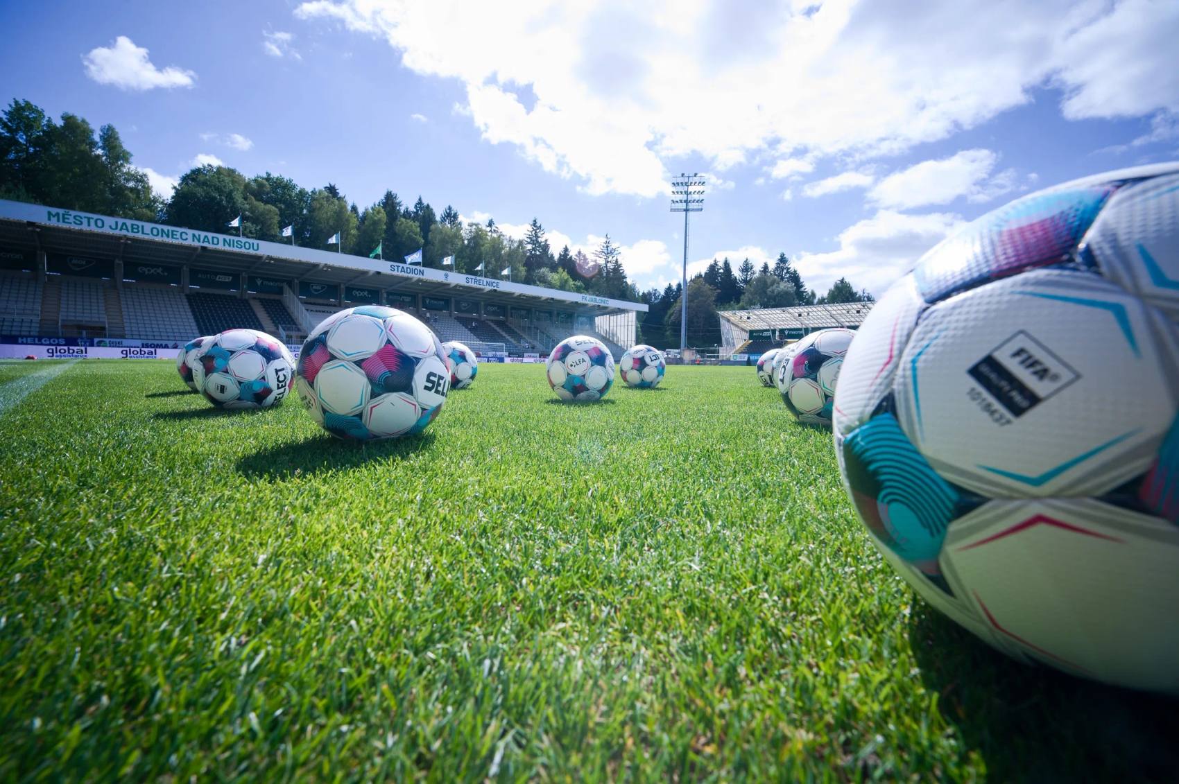 Fotbalové míče připravené na warm-up