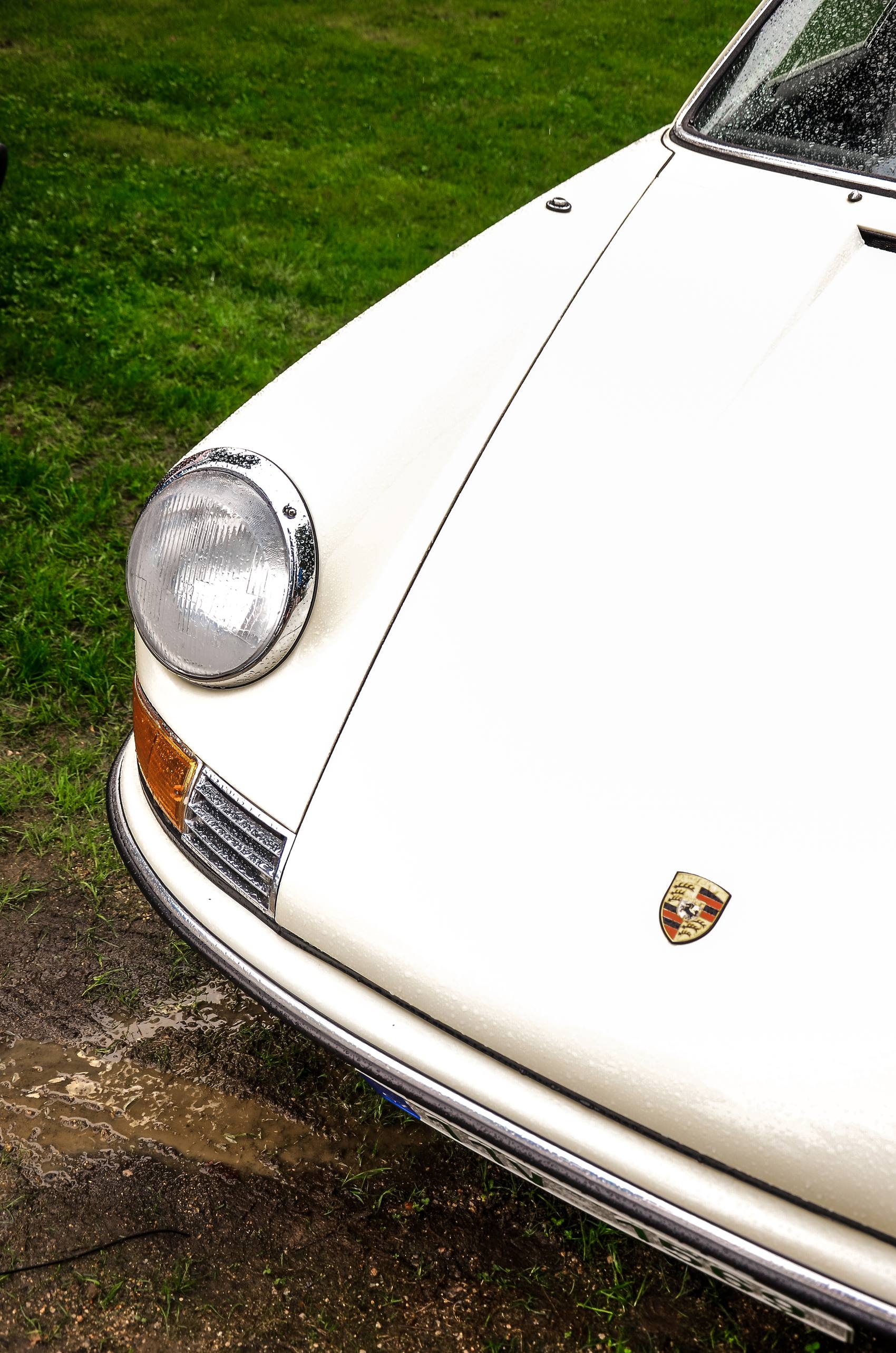 Detail přední masky bílého veteránu Porsche 911