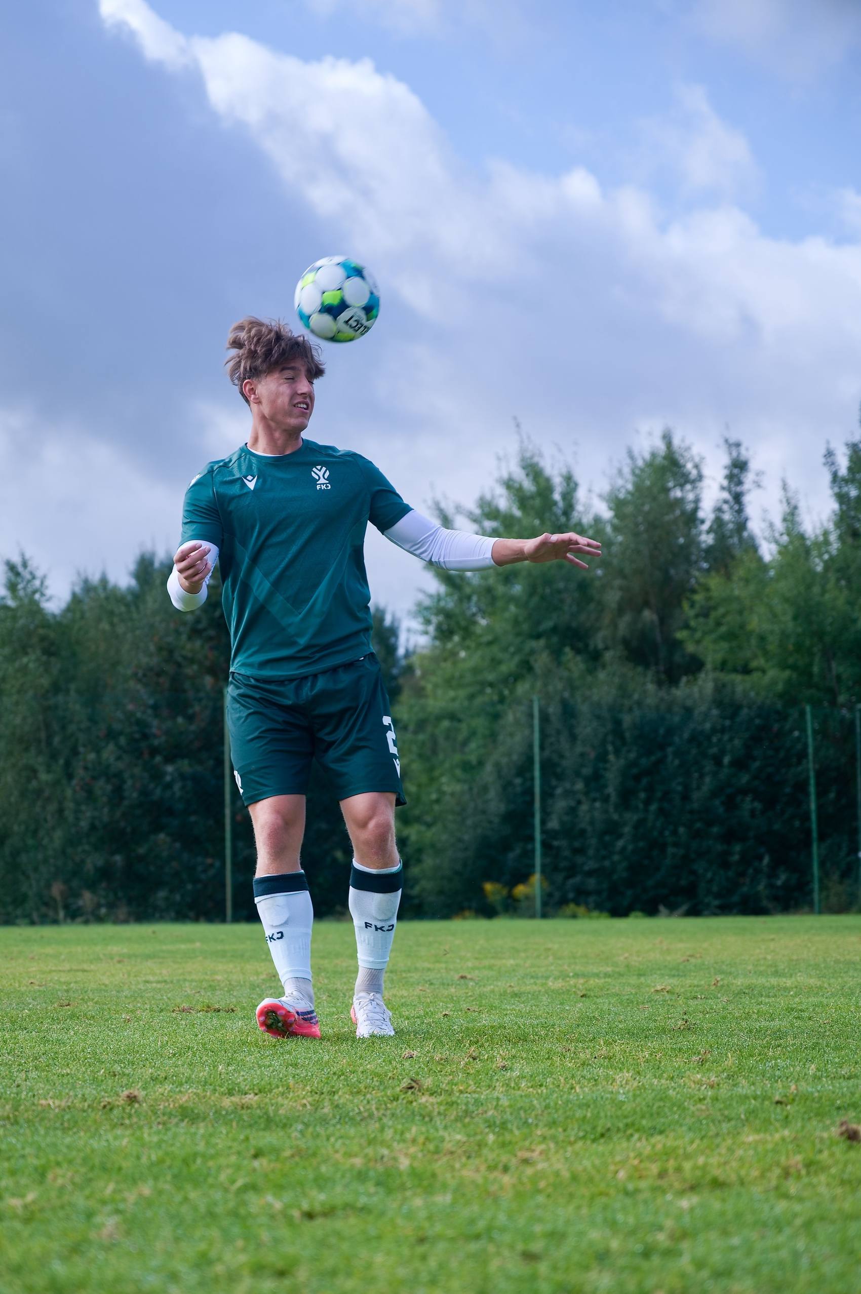 Fotbalista zpracovává padající míč na hlavě